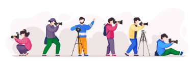 Fotoğrafçılar ya da fotoğraf makineli paparazziler farklı pozlarda fotoğraf çekiyorlar, tripod kullanıyorlar.