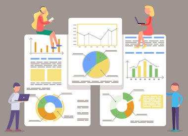 Ofiste çalışan erkek ve kadın, gemide veri var.