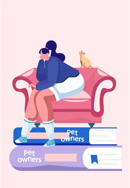 Jovem mulher em roupas de verão senta-se em um sofá com um gato em uma pilha de livros, sonhando com um gatinho —  Vetores de Stock