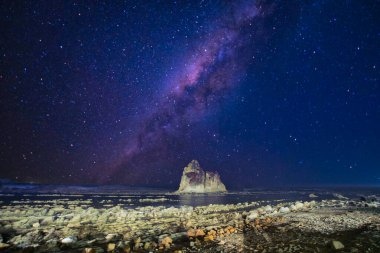 Endonezya 'nın batısında bulunan Tanjung Layar Sawarna adasının üzerinde gece güzel samanyolu manzaraları görülür.