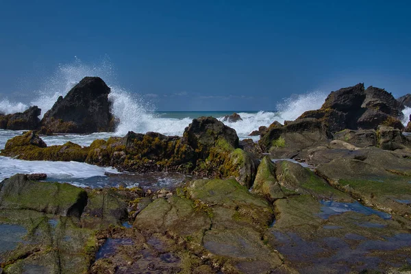 Φυσικό Τοπίο Της Παραλίας Μεσημέρι Μεγάλους Βράχους Που Σχηματίζουν Συστάδες — Φωτογραφία Αρχείου