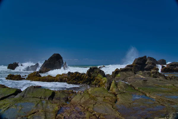 Φυσικό Τοπίο Της Παραλίας Μεσημέρι Μεγάλους Βράχους Που Σχηματίζουν Συστάδες — Φωτογραφία Αρχείου