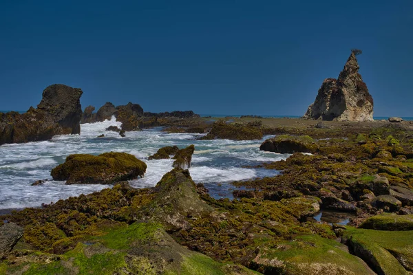 Paesaggio Naturale Della Spiaggia Mezzogiorno Con Grandi Rocce Che Formano — Foto Stock