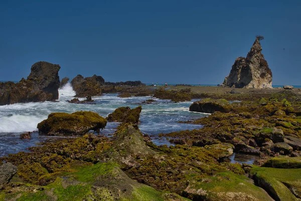 Paesaggio Naturale Della Spiaggia Mezzogiorno Con Grandi Rocce Che Formano — Foto Stock
