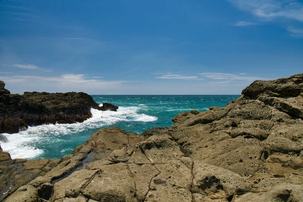 Paesaggio Naturale Della Spiaggia Durante Giorno Con Grandi Rocce Come — Foto Stock