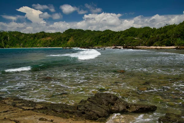 Природний Ландшафт Пляжу Вдень Великими Скелями Наче Кидаючи Виклик Хвилям — стокове фото
