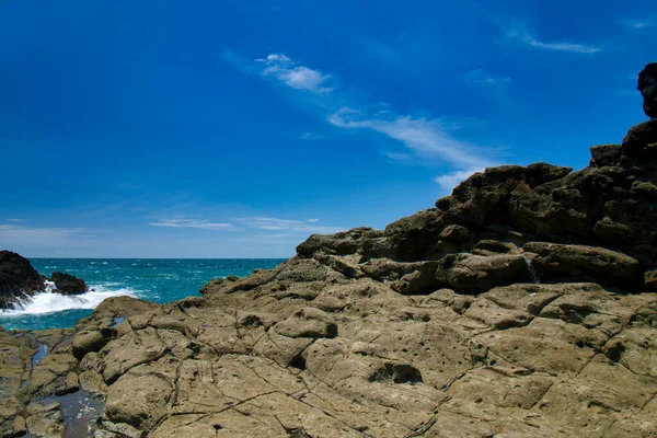 Paesaggio Naturale Della Spiaggia Durante Giorno Con Grandi Rocce Come — Foto Stock