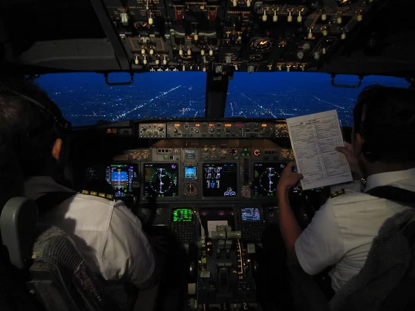 Het Uitzicht Flurry Cockpit Voorbereiding Voor Vlucht Nachts — Stockfoto