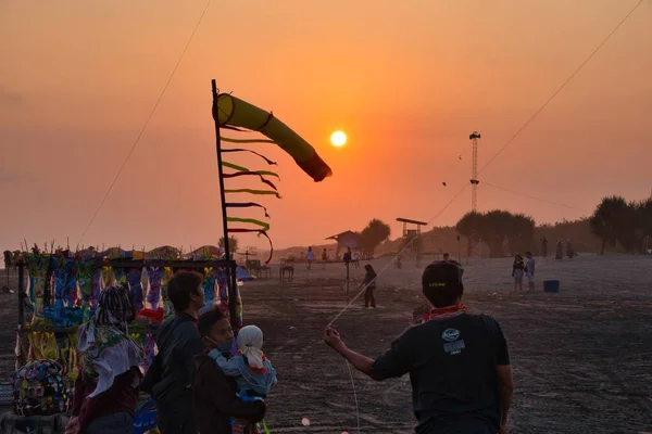 Vue Sur Plage Les Vagues Crépuscule Également Des Gens Jouer — Photo