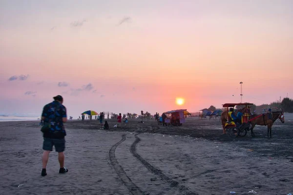 Vedere Plajă Valurile După Amiaza Văzut Oameni Trecând Lângă Căruțe — Fotografie, imagine de stoc