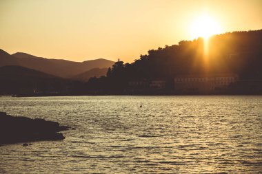 Jelsa şehrindeki Brac adasında gün batımı