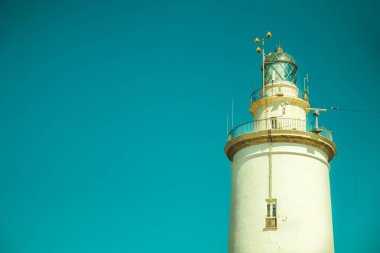 Mavi gökyüzü ile güzel bir deniz feneri