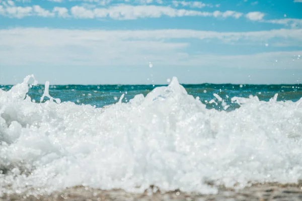 スペインのビーチで青い海の波 — ストック写真