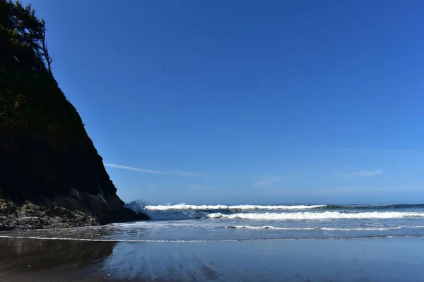 Mooie Oceaan Grote Golven Spatten Rotsachtig Strand — Stockfoto