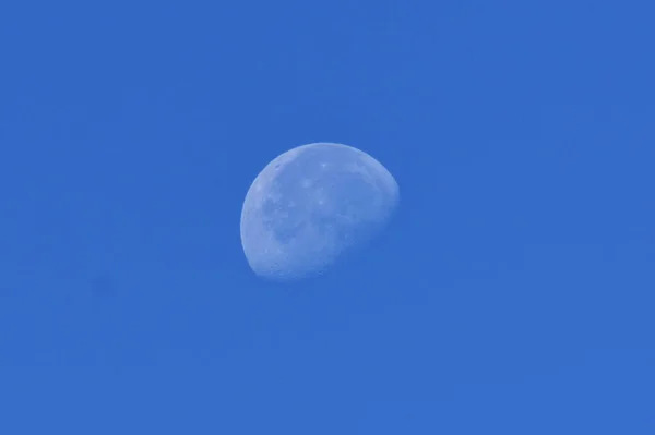 Céu Azul Dia Lua Satélite Natural — Fotografia de Stock