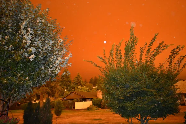 Matahari Sore Menyinari Ash Dan Smoke Mengisi Udara Oregon Barat — Stok Foto