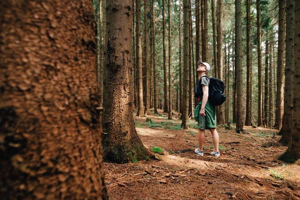 Retrato Completo Jovem Roupas Casuais Caminhadas Caminha Através Floresta Para — Fotografia de Stock