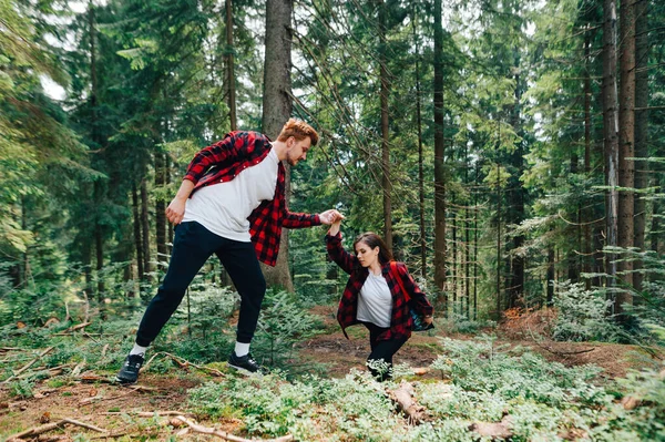 Νεαρός Άνδρας Βοηθάει Μια Γυναίκα Σκαρφαλώσει Μια Πεζοπορία Ζευγάρι Κόκκινα — Φωτογραφία Αρχείου