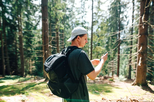 Espalda Joven Con Ropa Casual Una Mochila Utiliza Teléfono Inteligente — Foto de Stock