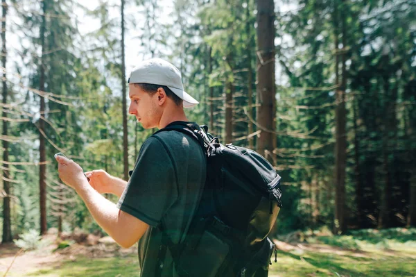 Joven Excursionista Con Gorra Ropa Casual Lleva Una Mochila Encuentra — Foto de Stock