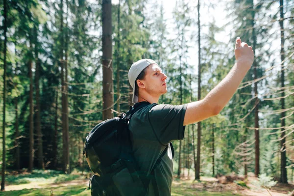 Jovem Está Uma Bela Floresta Montanha Pega Uma Rede Móvel — Fotografia de Stock