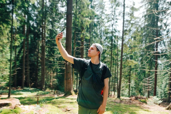 Jovem Turista Procura Uma Rede Celular Smartphone Uma Bela Floresta — Fotografia de Stock