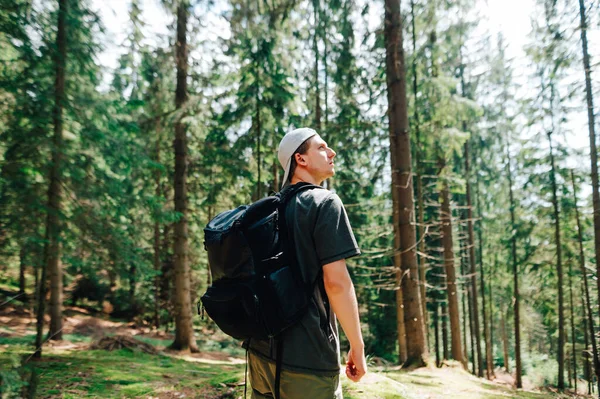 Joven Turista Masculino Con Una Mochila Una Gorra Encuentra Bosque — Foto de Stock