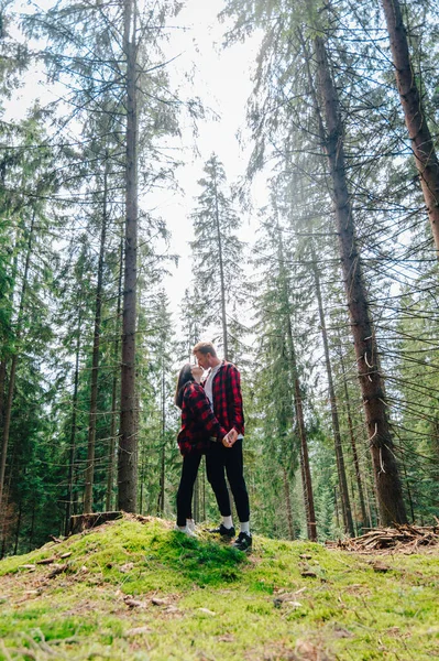 Mladý Zamilovaný Pár Objímající Líbající Lese Mladý Muž Dívka Při — Stock fotografie