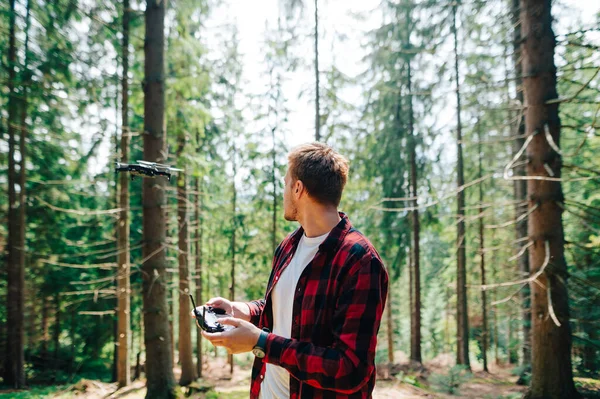 Hombre Con Una Camisa Roja Vuela Dron Través Hermoso Bosque — Foto de Stock