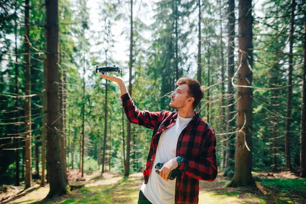 Jovem Lança Drone Com Mãos Floresta Para Atirar Bonito Piloto — Fotografia de Stock