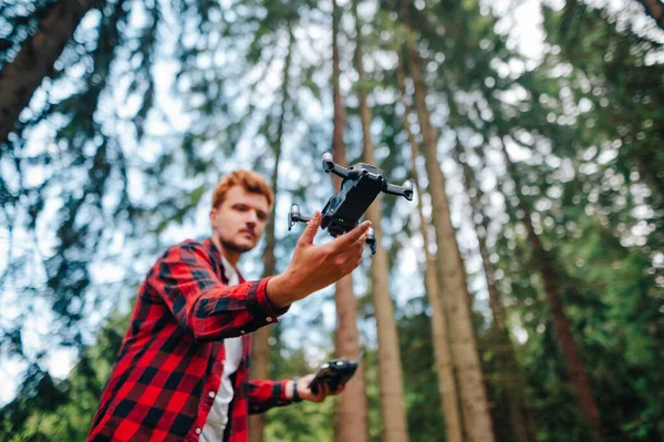 Homem Pega Drone Com Mão Floresta Foto Close Foco Nas — Fotografia de Stock