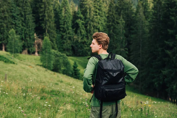 Guapo Joven Rubio Ropa Casual Con Una Mochila Pie Prado — Foto de Stock