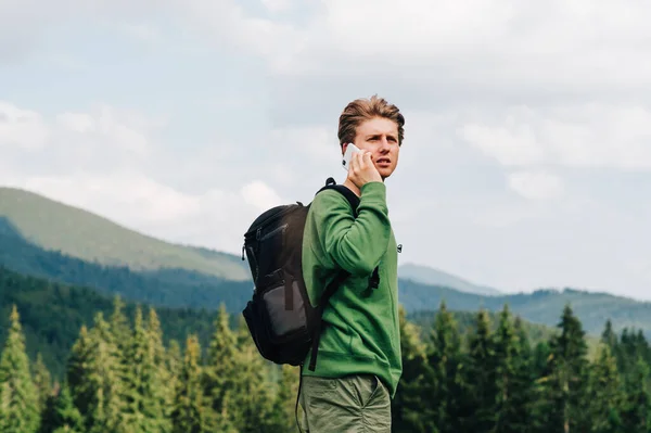 Jovem Hipster Sério Roupas Casuais Com Uma Mochila Fala Telefone — Fotografia de Stock