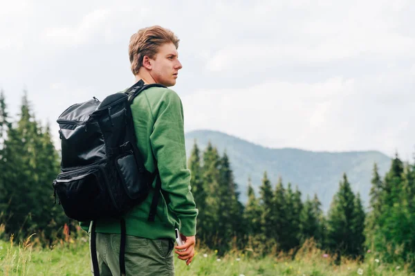 Hombre Rubio Guapo Con Una Mochila Levanta Contra Telón Fondo — Foto de Stock