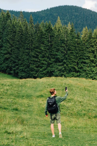 Turista Que Caminha Tira Uma Foto Uma Paisagem Montesa Seu — Fotografia de Stock