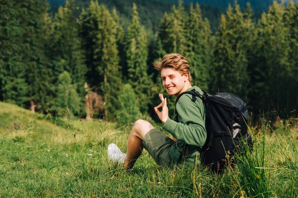 Jovem Sorrindo Senta Prado Montanha Entre Floresta Joyful Jovem Caminhante — Fotografia de Stock