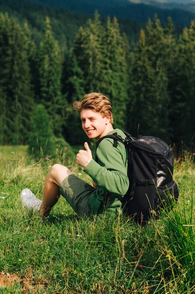 Hombre Está Feliz Haber Subido Cima Montaña Sentó Descansar Disfrutando — Foto de Stock