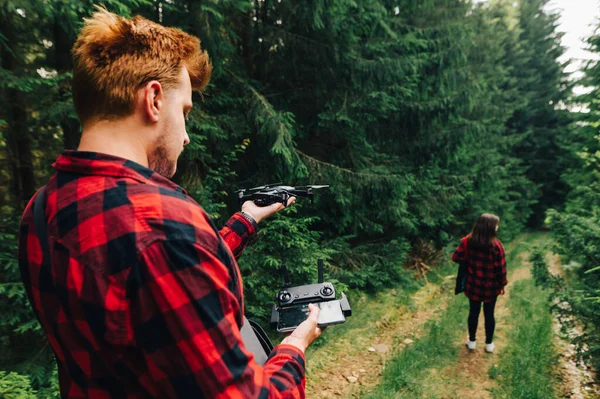 Jovem Camisa Vermelha Está Prestes Pilotar Drone Floresta Menina Caminha — Fotografia de Stock