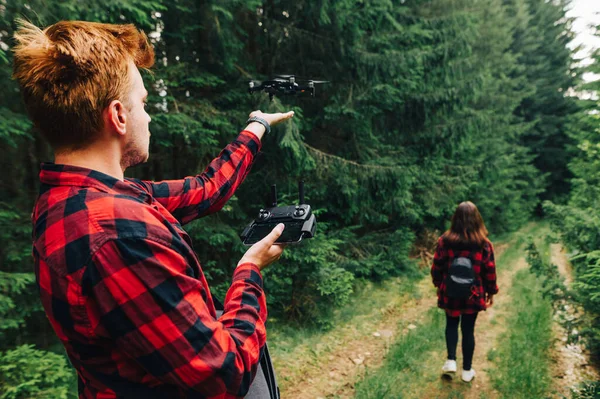 Visão Traseira Homem Lançando Drone Floresta Nas Montanhas Uma Jovem — Fotografia de Stock