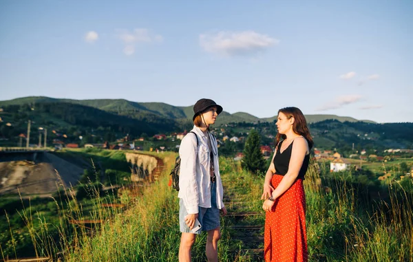 Δύο Γυναίκες Casual Ρούχα Που Αναπαύονται Στο Ηλιοβασίλεμα Στέκεται Μια — Φωτογραφία Αρχείου