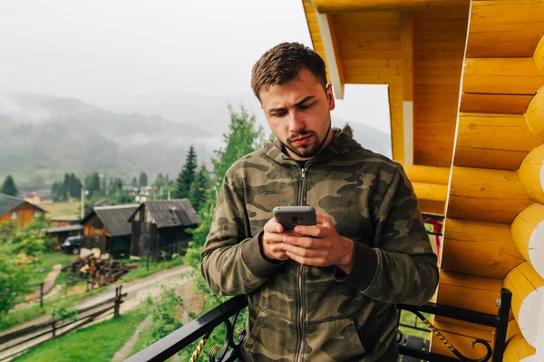 Hombre Barbudo Serio Encuentra Balcón Una Casa Campo Disfruta Internet — Foto de Stock