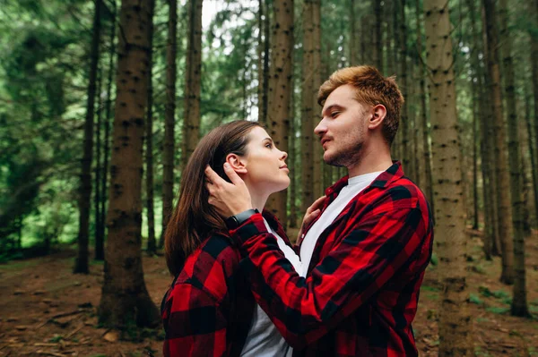 Close Retrato Belo Jovem Casal Camisas Vermelhas Floresta Abraçando Olhando Fotos De Bancos De Imagens Sem Royalties