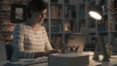 Kadın evde onu laptop ile sohbet