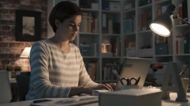 Boyun ağrısı olan genç bir kadın.