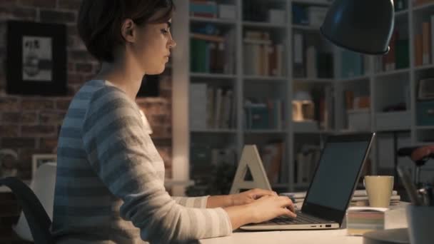 Женщина, работающая с ноутбуком дома — стоковое видео