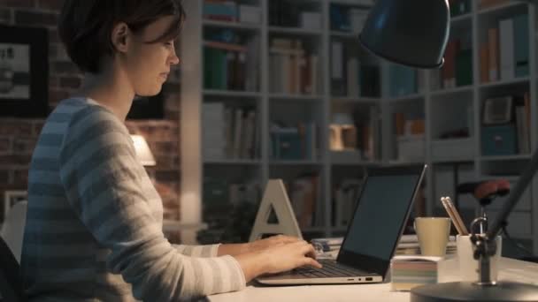 Woman chatting with her laptop at home — Stock Video