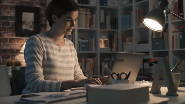 Woman chatting with her laptop at home — Stock Video