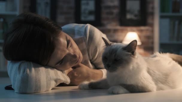 Smiling woman caressing her cat at home — Stock Video