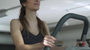 Sportif kadının bir treadmill egzersiz yapması