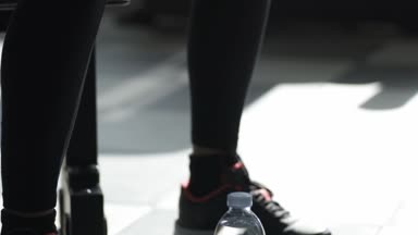 Spor salonunda molası ve telefonunu kullanarak kadın